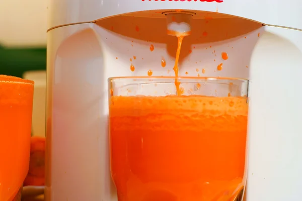 Suco de cenoura em vidro, espremedor — Fotografia de Stock