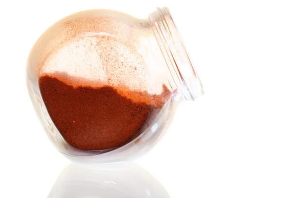 Nahaufnahme Glas mit Paprika-Gewürz isoliert — Stockfoto