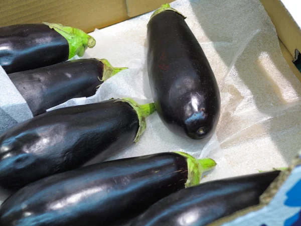 Aubergines noires sur le marché — Photo