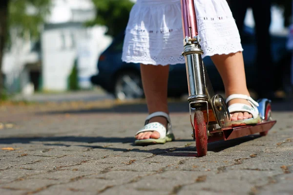 女孩和踏板车 — 图库照片