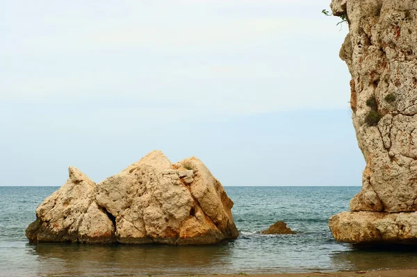 Скала и море — стоковое фото