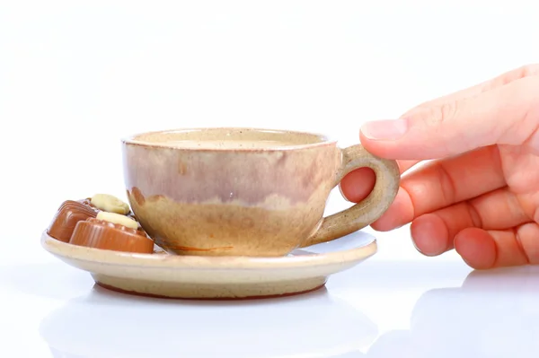 Czekoladowe pralinki, Puchar, czarną kawę i ręka na biały — Zdjęcie stockowe