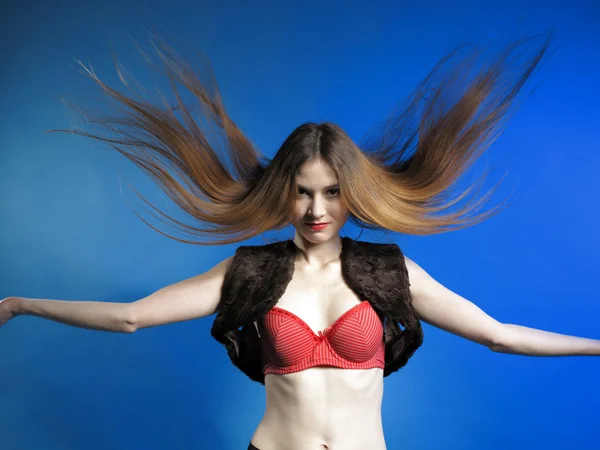 Modelo de moda com cabelo soprando no vento — Fotografia de Stock