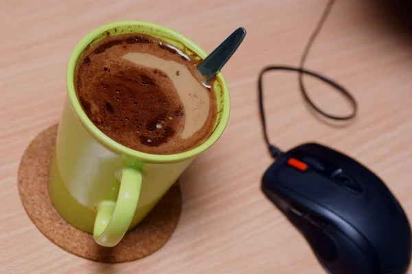 Xícara de café na mesa de madeira — Fotografia de Stock