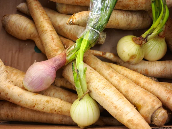 Parsley root and onion in market — Stock Photo, Image