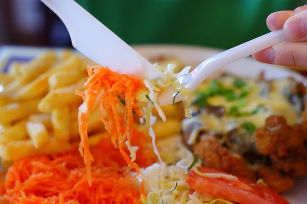 Tavuk biftek kızartması - cips ve salata ile — Stok fotoğraf