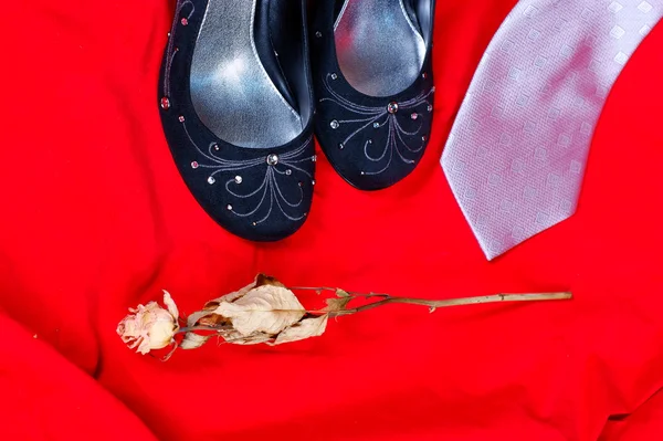 黑色女皮鞋、 玫瑰和领带红色背景上 — 图库照片
