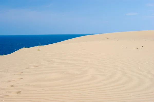 Sabbia, mare e cielo azzurro — Foto Stock