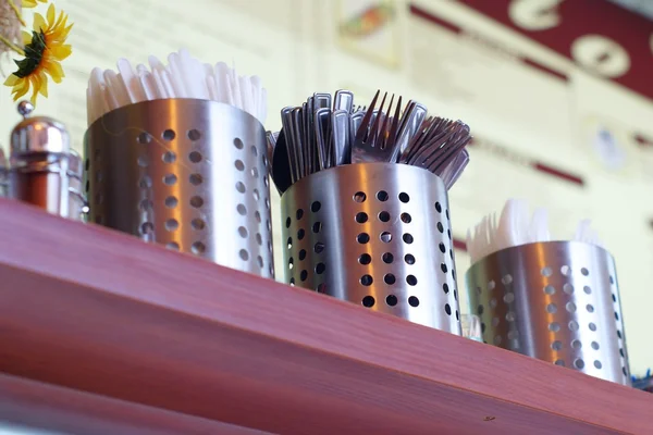 Ожидание ужина - столовые приборы, вилки, ножи, ложки — стоковое фото