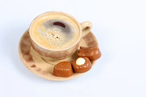 Tasse de pralines au chocolat avec café noir sur blanc — Photo