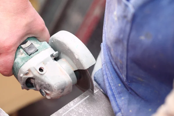 Работник мельницы режет камень электрический инструмент — стоковое фото
