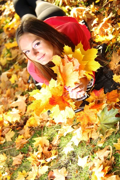 Podzimní žena na leafs pozadí — Stock fotografie