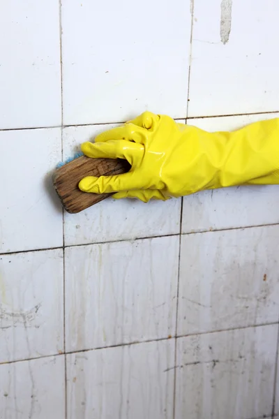 La limpieza de azulejos viejos sucios en un baño — Foto de Stock