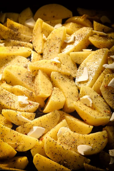 Batatas cruas com especiarias prontas para assar — Fotografia de Stock