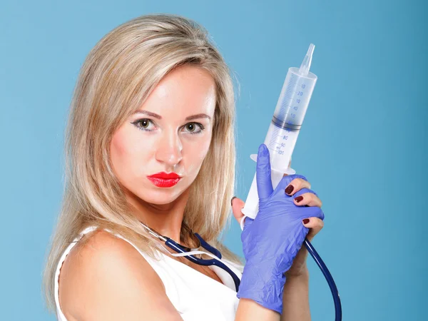 Mulher sexual em terno de enfermeira com seringa azul — Fotografia de Stock