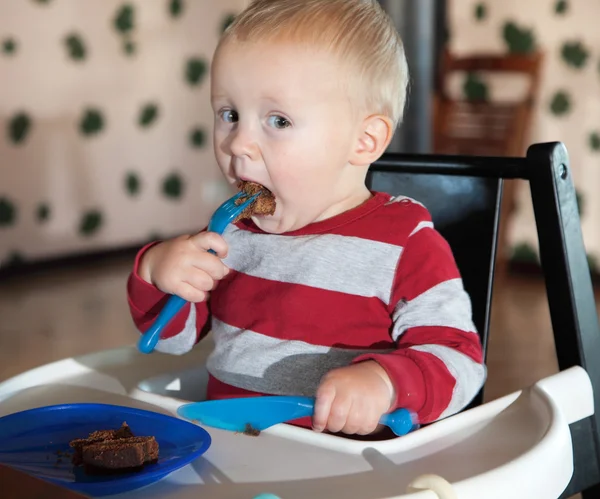 Mały chłopiec jedzenia słodyczy — Zdjęcie stockowe