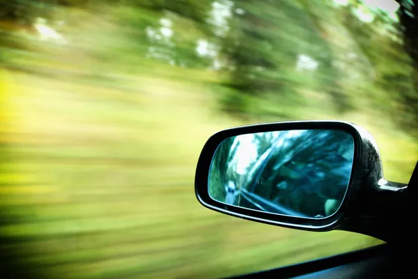 Auto op de weg met motion blur achtergrond — Stockfoto