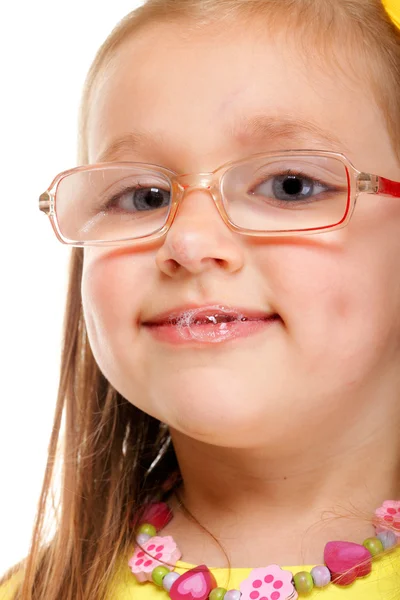 Bambina in occhiali facendo divertimento isolato — Foto Stock