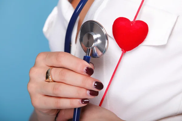 Mujer en traje de enfermera con estetoscopio corazón rojo — Foto de Stock