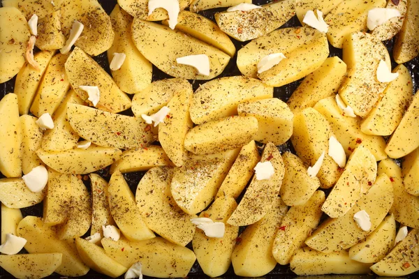 Çiğ patates ile baharatlar kavrulmuş için hazır — Stok fotoğraf