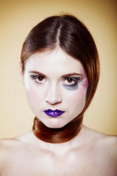 Retrato de mujer hermosa joven creativo maquillaje — Foto de Stock