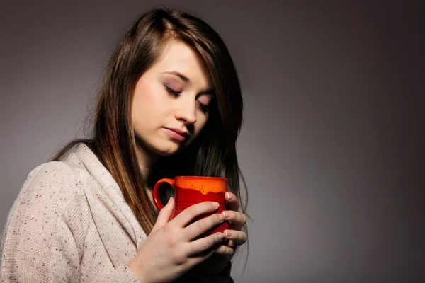 Красивая женщина мечтает, держа чашку чая — стоковое фото