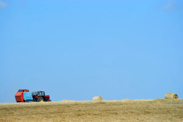 Traktor arbete i fält — Stockfoto