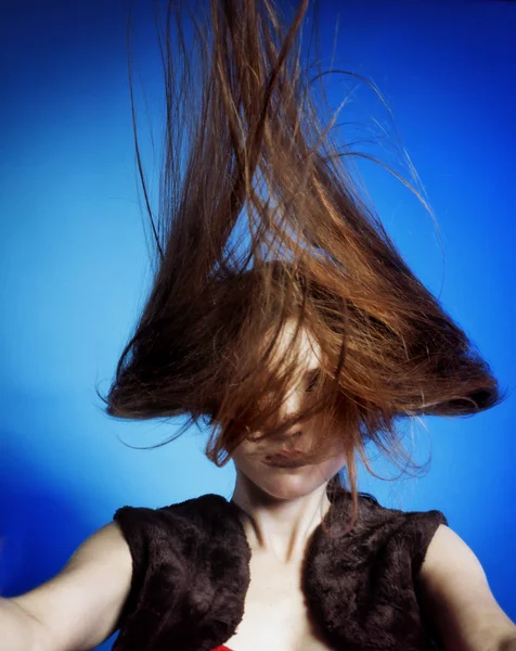 Modèle de mode avec cheveux soufflant dans le vent — Photo