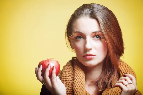 Jesień kobieta czerwony jabłko świeże girl glamour oko rzęsy — Zdjęcie stockowe