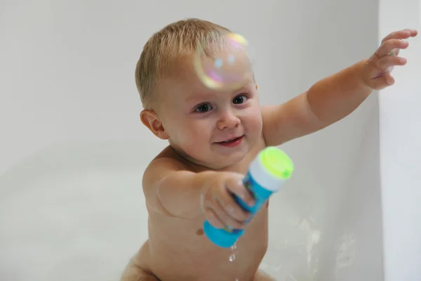 Kleiner Junge nimmt ein Bad beim Spielen — Stockfoto