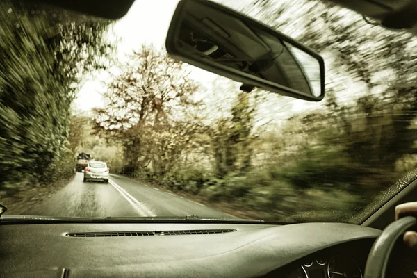 Mano del conducente su un volante di un'auto — Foto Stock