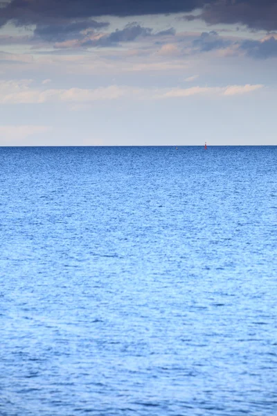 Wolkenverhangener blauer Himmel zum Horizont blaue Oberfläche Meer — Stockfoto