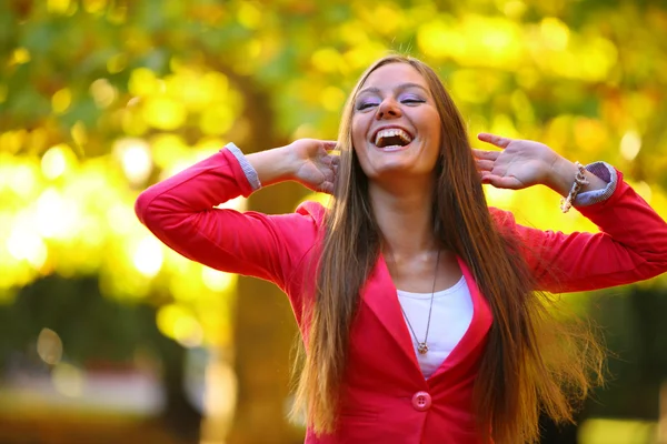 Mujer niña portret en otoño jardín hoja —  Fotos de Stock