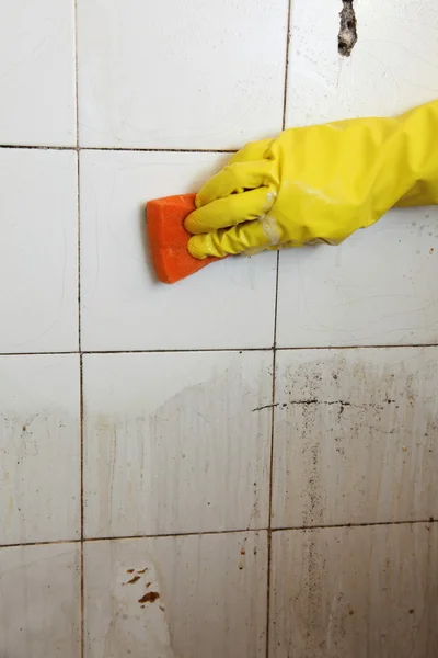 La limpieza de azulejos viejos sucios en un baño —  Fotos de Stock