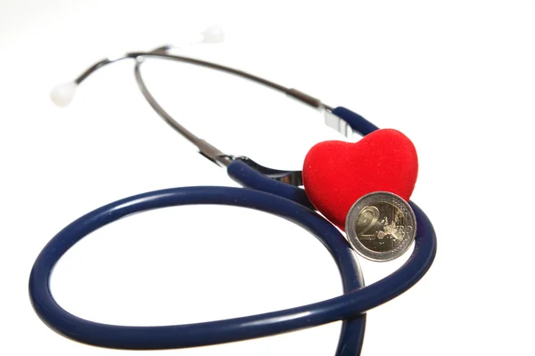 Czerwone serce i na białym tle niebieski stetoskop — Zdjęcie stockowe