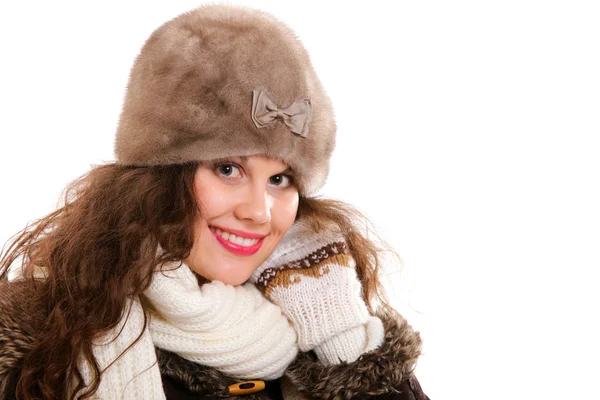Güzel bir kadın sıcak giysiler kış — Stok fotoğraf