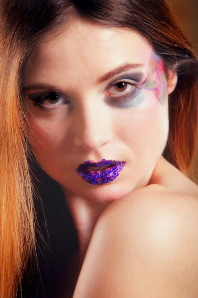 Porträt einer jungen schönen Frau, die sich kreativ schminkt — Stockfoto