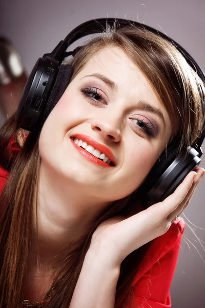 De cerca chica sonriente con auriculares — Foto de Stock