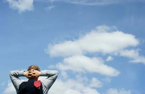 Relaxe de negócios do homem de negócios e céu azul — Fotografia de Stock