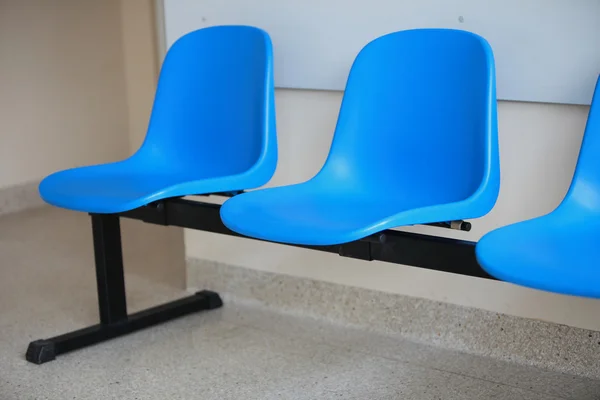 Väntrummet blå stolar dörr — Stockfoto