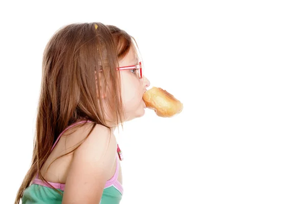 Holčička jíst chleba dělá zábava izolované — Stock fotografie