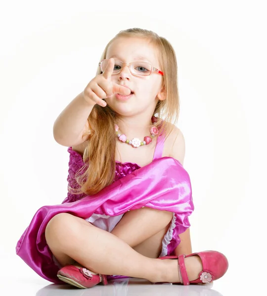 Gafas de niña sentada en el suelo señalándote —  Fotos de Stock