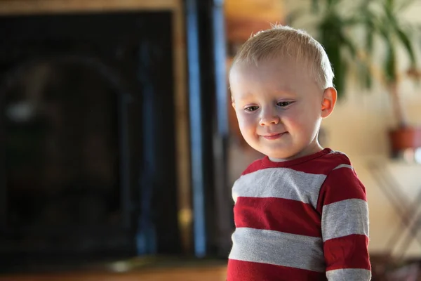Closeup portret van vrolijk jongetje glimlachen — Stockfoto