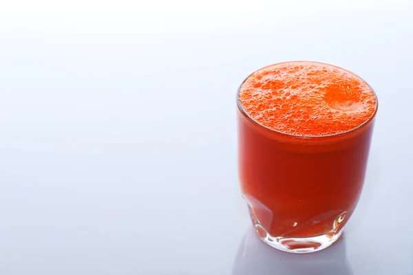 Morotsjuice i glas — Stockfoto