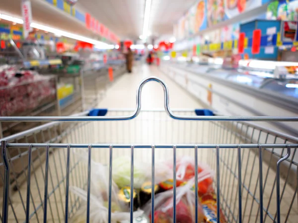 Visualizzazione di un carrello della spesa con articoli alimentari — Foto Stock