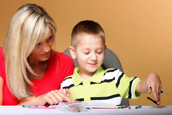 Moeder en zoon tekenen samen — Stockfoto