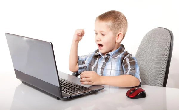 Computador vício emocional menino com laptop — Fotografia de Stock