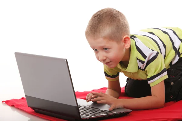 Computersucht emotionaler Junge mit Laptop — Stockfoto