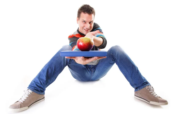 Mężczyzna trzyma książkę i jeden czerwony jabłko całego ciała — Zdjęcie stockowe