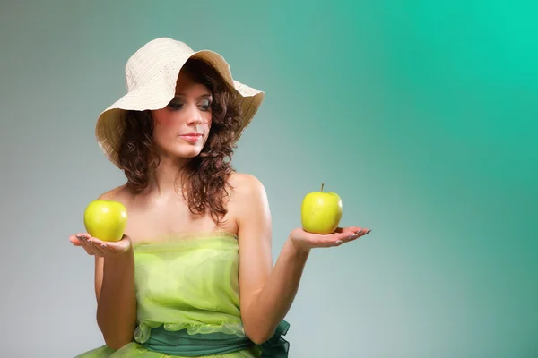 Mulher de primavera bonita com maçãs. Conceito verde — Fotografia de Stock